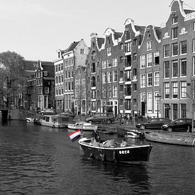 Drapeau néerlandais dans le canal Prinsengracht à Amsterdam sur Pascal Lemlijn