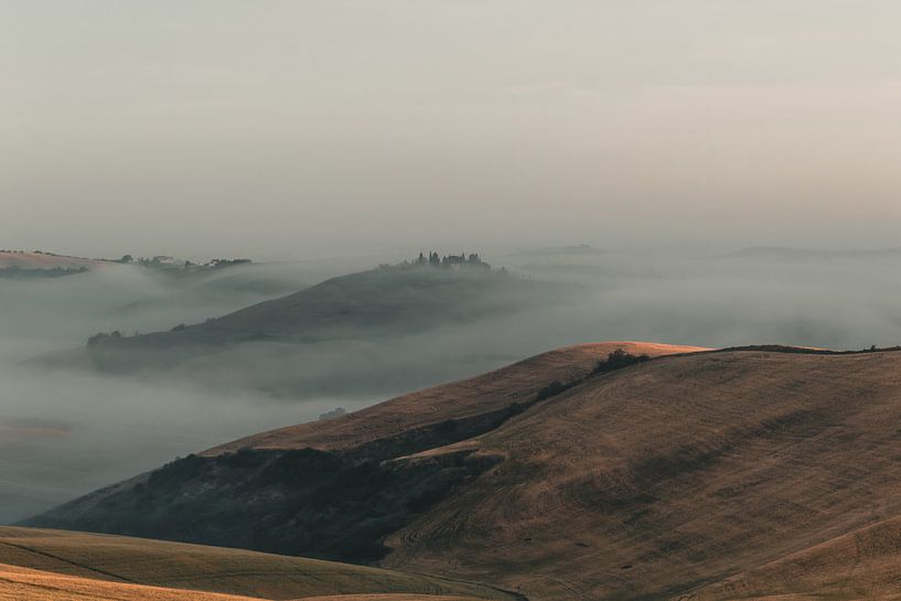 Les collines toscanes enveloppées dans la brume du matin par Besa Art
