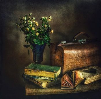Nature morte avec des livres et des fleurs. Photographie stylisée.