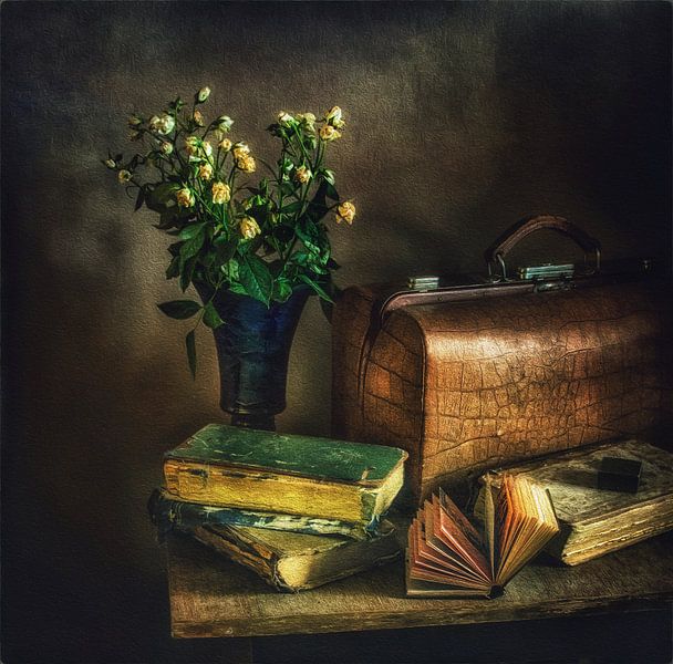 Stilleven met boeken en bloemen. Gestileerde foto. van Mykhailo Sherman