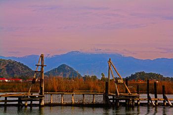 Rustikale Steigung mit Bergen bei Sonnenuntergang