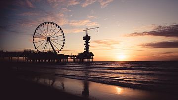 Le quai de Scheveningen au coucher du soleil sur Christopher A. Dominic