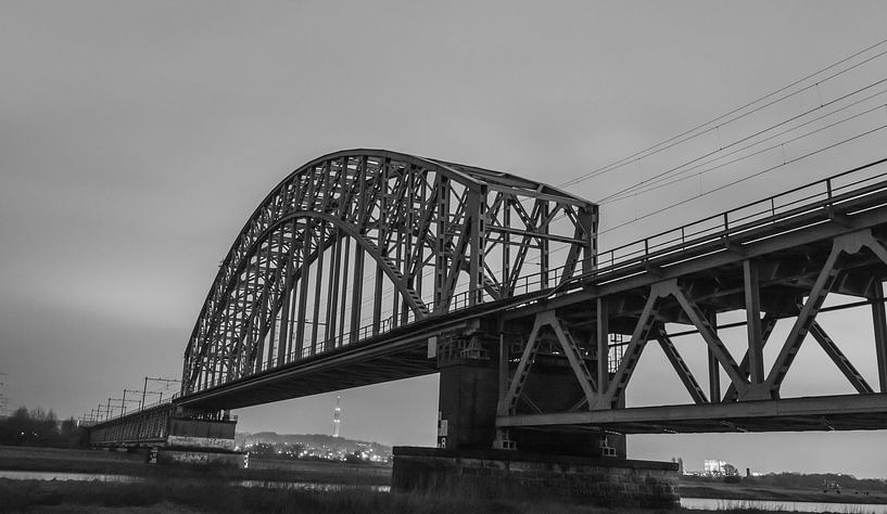 Eisenbahnbrücke zwischen Oosterbeek und Arnheim in Schwarz-Weiß von Patrick Verhoef