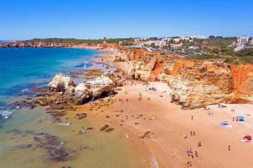 Luchtfoto van het bekende strand Praia Da Rocha in de Algarve Portugal van Eye on You