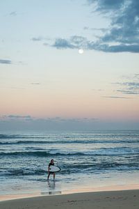 Surfer bij maanlicht van Ellis Peeters