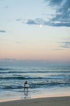 Surfer bij maanlicht van Ellis Peeters