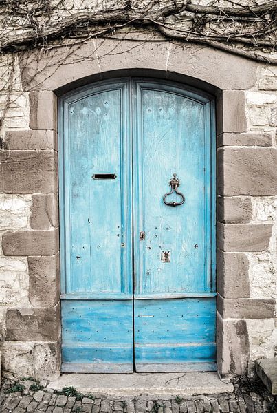 Oude groen blauwe deur in Frankrijk van Gonnie van Hove
