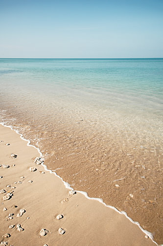 Türkises Meer an einem tropischen Strand