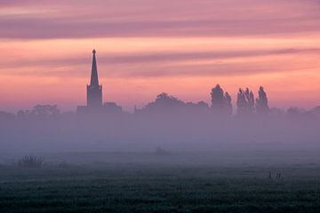 Kerk verscholen in de mist van Samantha Rorijs