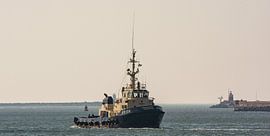 Der Schlepper auf dem Weg zum Hafen von IJmuiden. von scheepskijkerhavenfotografie