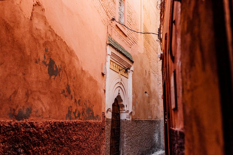 Drucken Sie 'Bunte Straße in Marrakesch von Yaira Bernabela