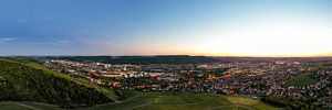 Luchtfoto Panorama Stuttgart in de avond van Werner Dieterich