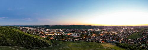 Luchtfoto Panorama Stuttgart in de avond