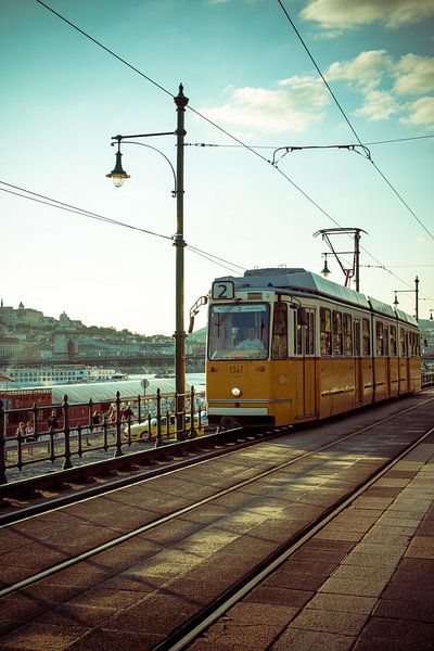 Tram 2 jaune historique à travers Budapest, Hongrie par ElkeS Fotografie