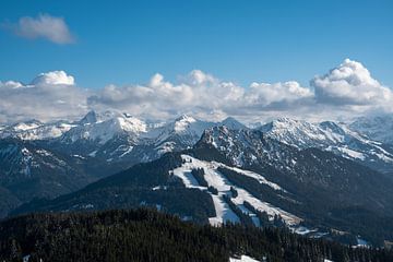 Vue hivernale sur Jungholz et les montagnes de Tannheim sur Leo Schindzielorz