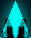 Abstract beeld in groen blauwe driehoek met bewegende figuren van Marianne van der Zee thumbnail