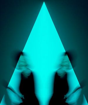 Sculpture abstraite en triangle vert-bleu avec des figures en mouvement