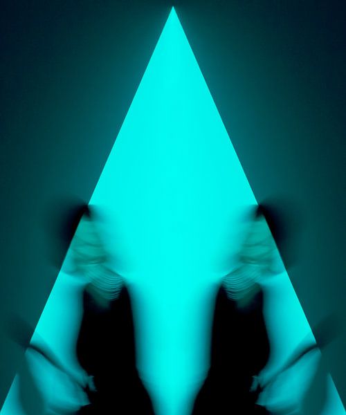 Abstract beeld in groen blauwe driehoek met bewegende figuren van Marianne van der Zee