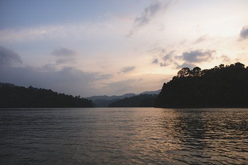 Magische Momenten: Zonsondergang en Zonsopgang bij Cheow Lan Lake