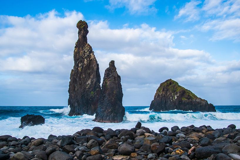 Die Felsformationen im Meer bei Madeira von Janneke Kaim