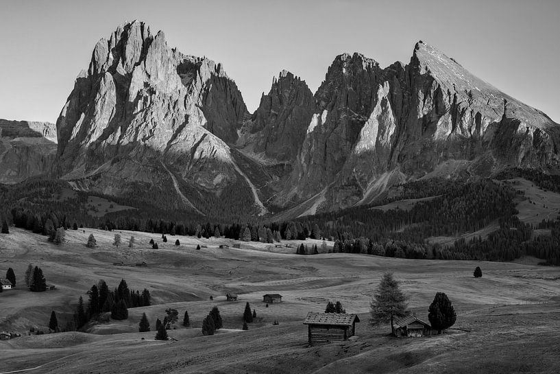 Seiser Alm Alpenglühen in schwarz-weiß von Manfred Voss, Schwarz-weiss Fotografie