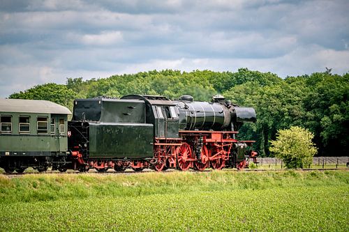 Une locomotive à vapeur circulant dans la campagne
