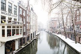 Winter in Utrecht.Zicht op de Oudegracht vanaf de Gaardbrug. van André Blom Fotografie Utrecht
