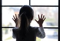 Mädchen am Fenster