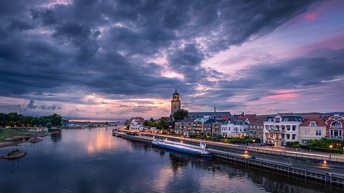 Bewolkte zonsondergang skyline Deventer van Patrick Rodink