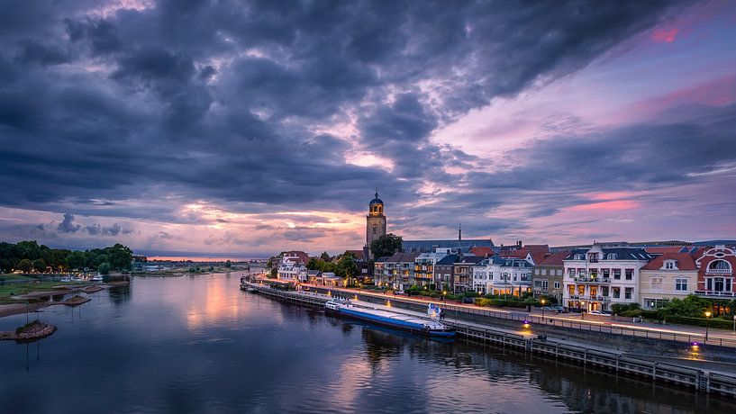 Bewölkter Sonnenuntergang Skyline Deventer von Patrick Rodink