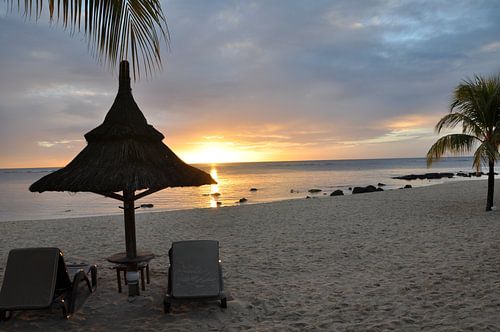 Coucher de soleil sur la plage de l'océan Indien