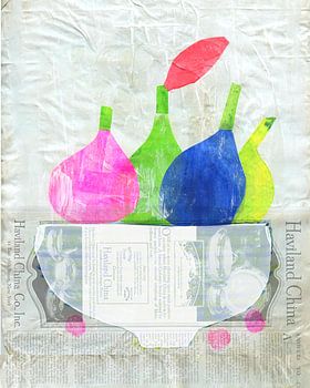 Farbenfrohes Blumenstillleben mit Vasen und Papiercollage
