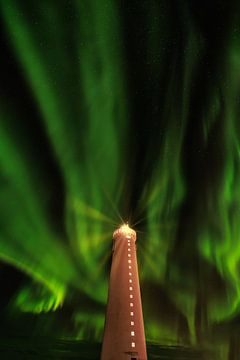 Nordlichter bei Nacht in Island mit einem großartigen Lichtspiel