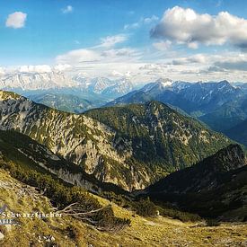 Alpine Landschaft aus dem Werdenfelser Land – eine harmonische Mischung aus majestätischen Gipfeln, grünen Tälern und klarer Bergnatur. Perfekt für alle, die bayerische Alpenstimmung lieben. von Miriam Schwarzfischer Fotografie