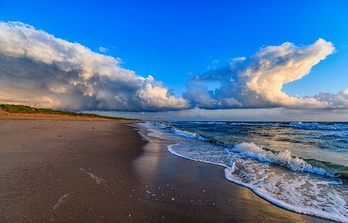 Wolkenpartij op het strand