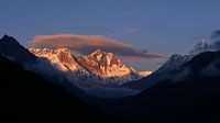 Zonsondergang op Everest van Timon Schneider thumbnail