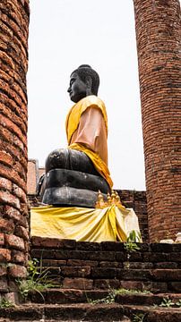 Buddha dressed in gold seen from the side