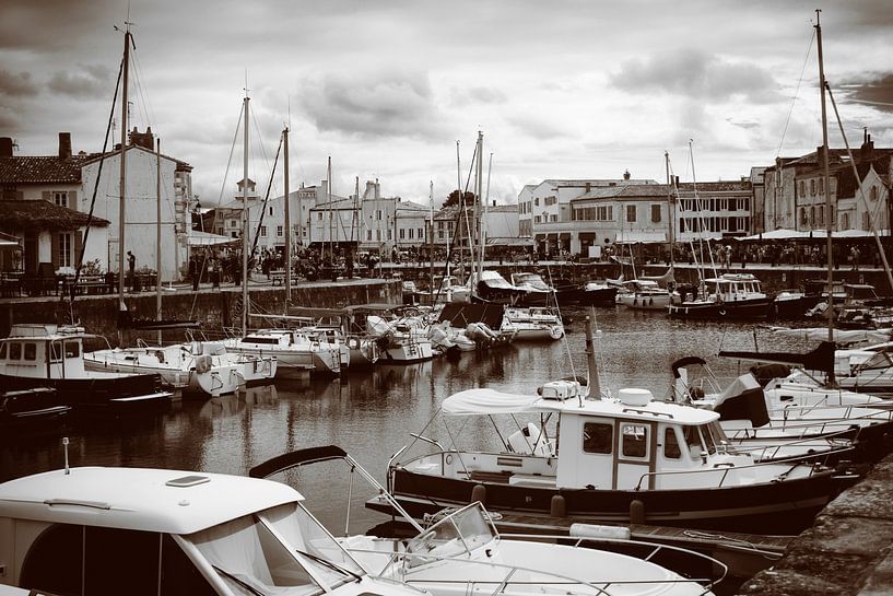 Zicht op de haven van Saint-Martin-de-Ré van Youri Mahieu