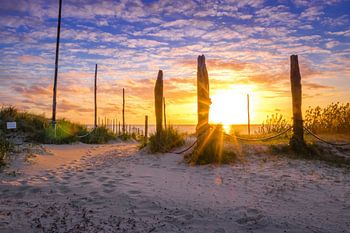 Zonsopkomst op het strand aan de waddenzee