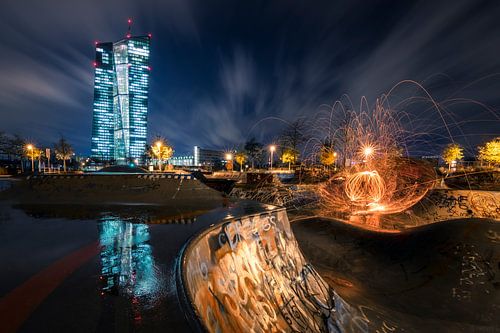 Europese Centrale Bank in Frankfurt bij nacht
