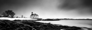 Paysage avec une église skaninave en noir et blanc. sur Manfred Voss, Schwarz-weiss Fotografie