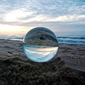 Glaskugel am Strand von Norbert Sülzner