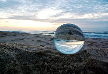 Glazen bol op het strand