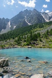 Lac de La Douche: blue lake between the mountains by Linda Schouw