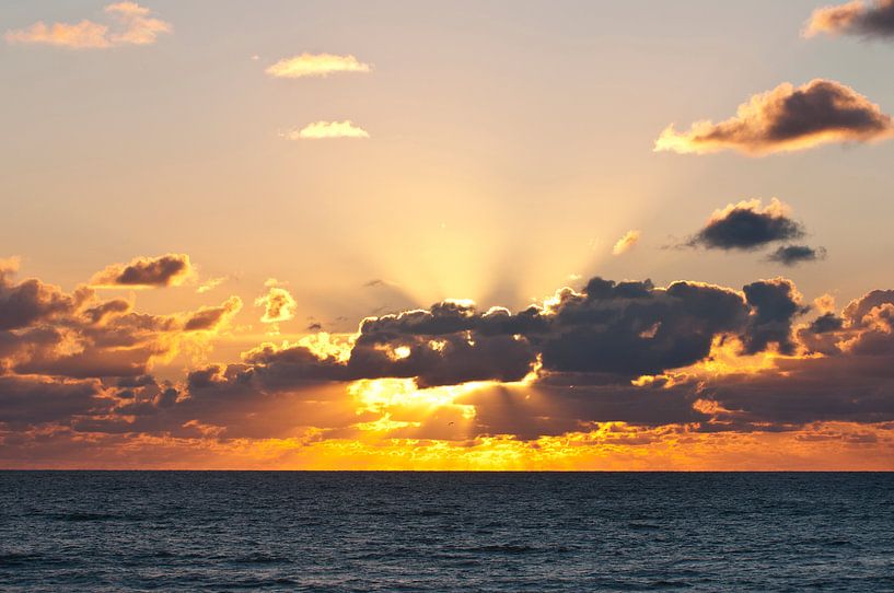 Zonsondergang aan de zee Noordwijk van Doris van Meggelen