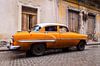 Oranje oldtimer in Cuba van Eveline Dekkers thumbnail