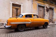Oranje oldtimer in Cuba van Eveline Dekkers thumbnail