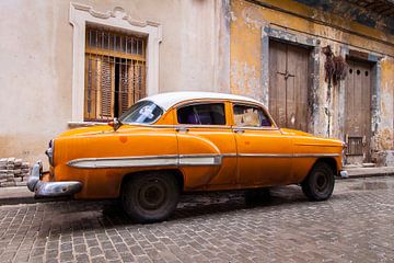 Oranje oldtimer in Cuba