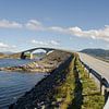 Die berühmteste Brücke des Atlanerhavsveien an der norwegischen Küste bei Kristiansund... von Sean Vos