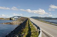 De beroemdste brug van de Atlanerhavsveien aan de Noorse kust bij Kristiansund..